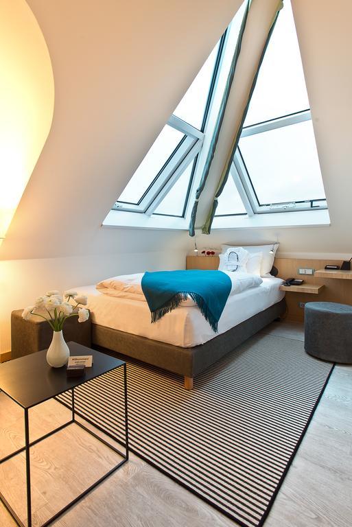 Single Room,702482782:JPEG